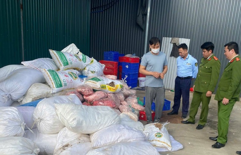 Phát hiện cơ sở kinh doanh hơn 2 tấn thịt mỡ động vật không rõ nguồn gốc