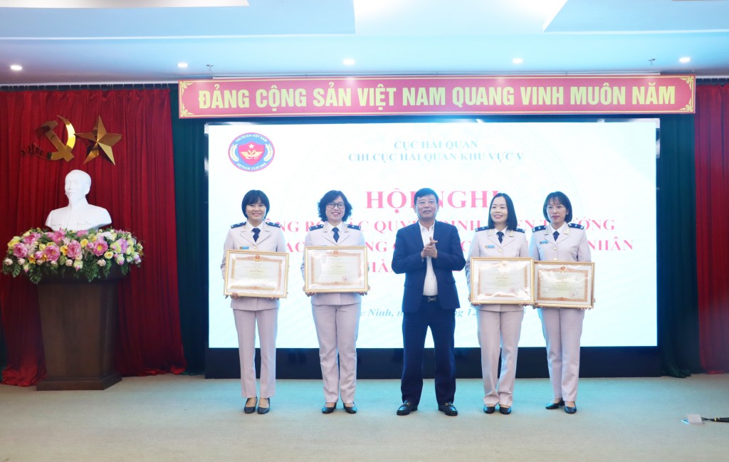 Hải quan khu vực V dẫn đầu cả nước về kim ngạch xuất nhập khẩu với hơn 221 tỷ USD