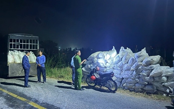 An Giang: Bắt giữ 3 xe ô tô chở 20 tấn phân bón không chứng từ