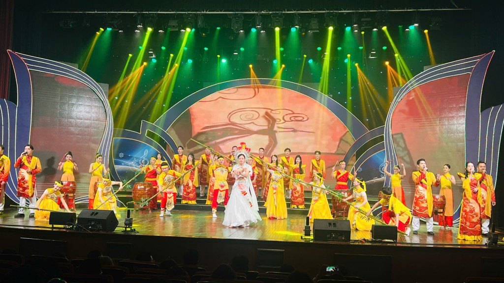 Tiết mục xẩm “Tài chính vàng son” đạt giải Nhất tại Hội diễn văn nghệ ngành Khoa học và Công nghệ Tiết mục xẩm “Tài chính vàng son” đạt giải Nhất tại Hội diễn văn nghệ ngành Khoa học và Công nghệ