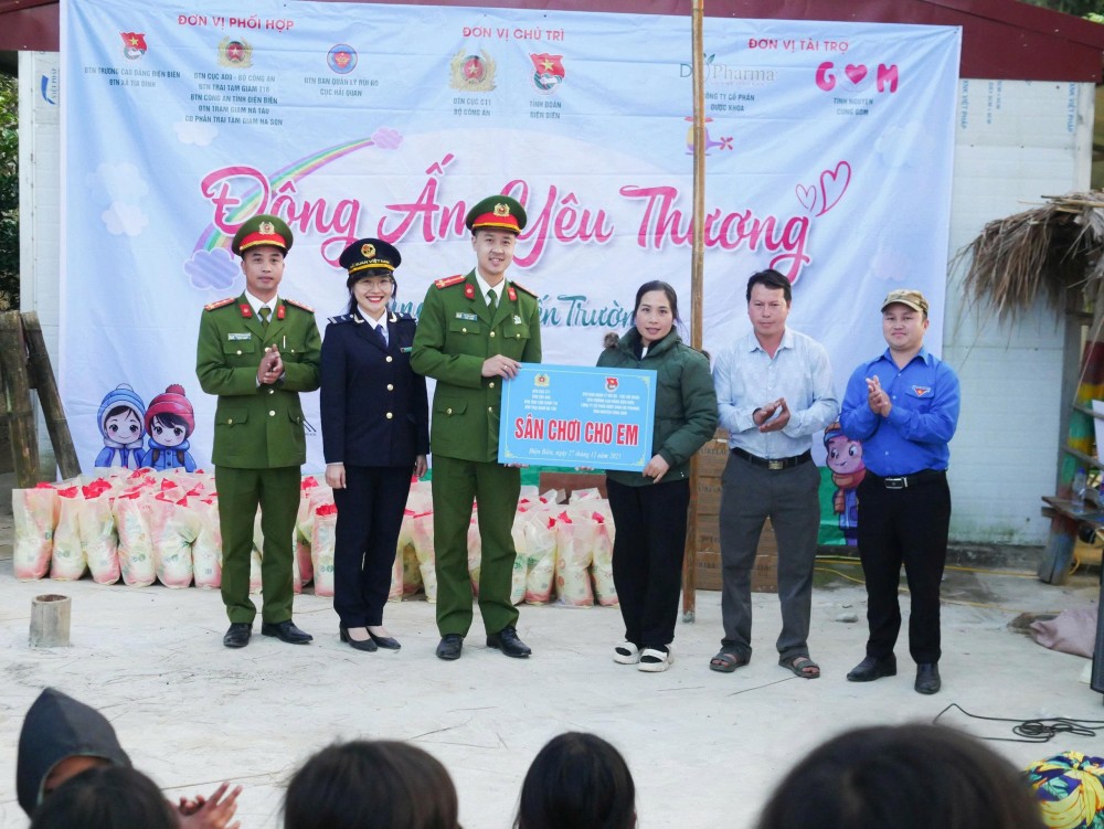 Thanh niên Hải quan phối hợp tổ chức Chương trình “Đông ấm yêu thương - Cùng em tới trường”