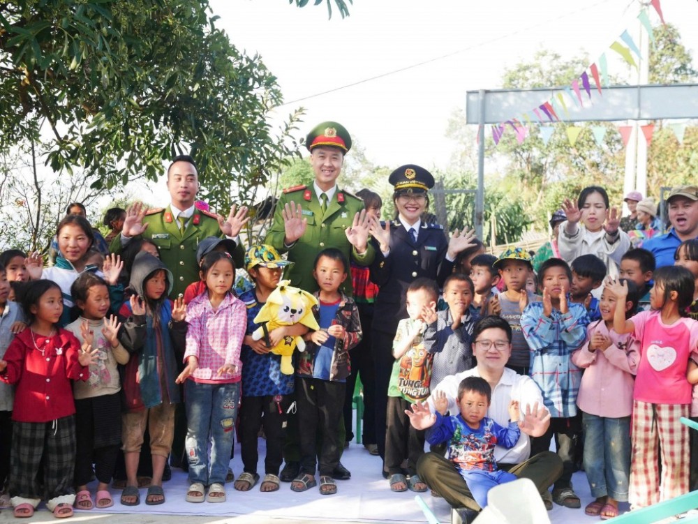 Thanh niên Hải quan phối hợp tổ chức Chương trình “Đông ấm yêu thương - Cùng em tới trường”