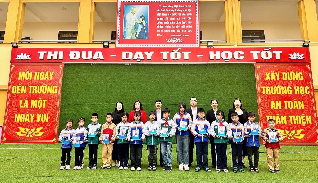 Trao 275 thẻ BHYT cho học sinh có hoàn cảnh khó khăn trên địa bàn tỉnh Quảng Ninh