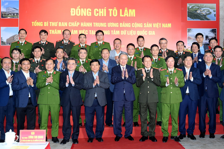 Tổng Bí thư Tô Lâm và các đại biểu dự cuộc làm việc với Trung tâm Dữ liệu quốc gia. (Ảnh: ĐĂNG KHOA) a10-bnd-5757.jpg