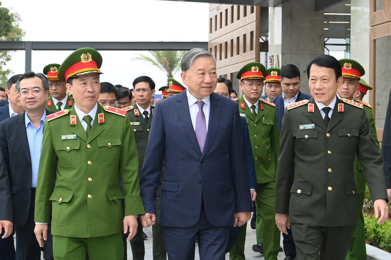 Tổng Bí thư Tô Lâm thăm và làm việc tại Trung tâm Dữ liệu quốc gia. (Ảnh: ĐĂNG KHOA) a3-bnd-5506.jpg
