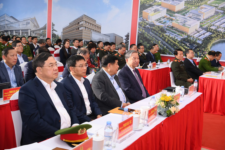 Tổng Bí thư Tô Lâm và các đại biểu dự cuộc làm việc với Trung tâm Dữ liệu quốc gia. (Ảnh: ĐĂNG KHOA) a6-bnd-5651.jpg