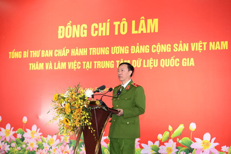 Thiếu tướng Nguyễn Ngọc Cương, Giám đốc Trung tâm Dữ liệu quốc gia phát biểu tại cuộc làm việc. (Ảnh: ĐĂNG KHOA) a7-bnd-5643.jpg