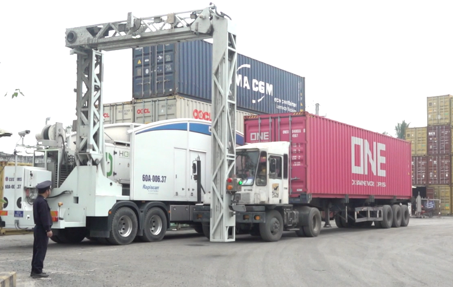 Hoạt động soi chiếu container tại cảng Đồng Nai.