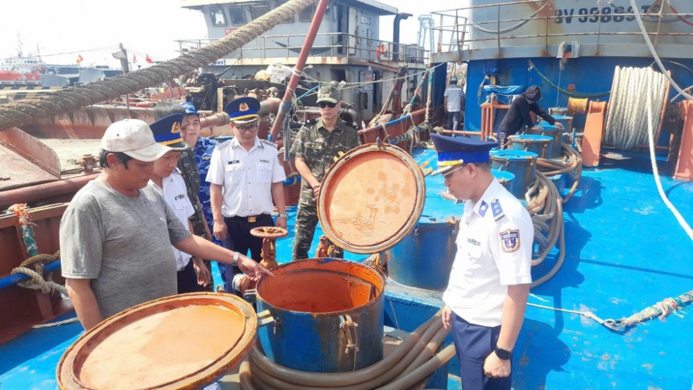 Lực lượng chức năng kiểm tra tàu vi phạm. 