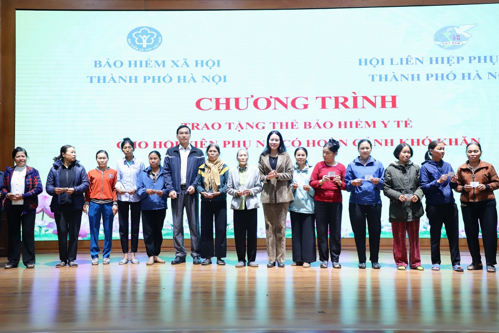 Trao thẻ bảo hiểm y tế miễn phí, tiếp sức phụ nữ khó khăn tại Vân Đình