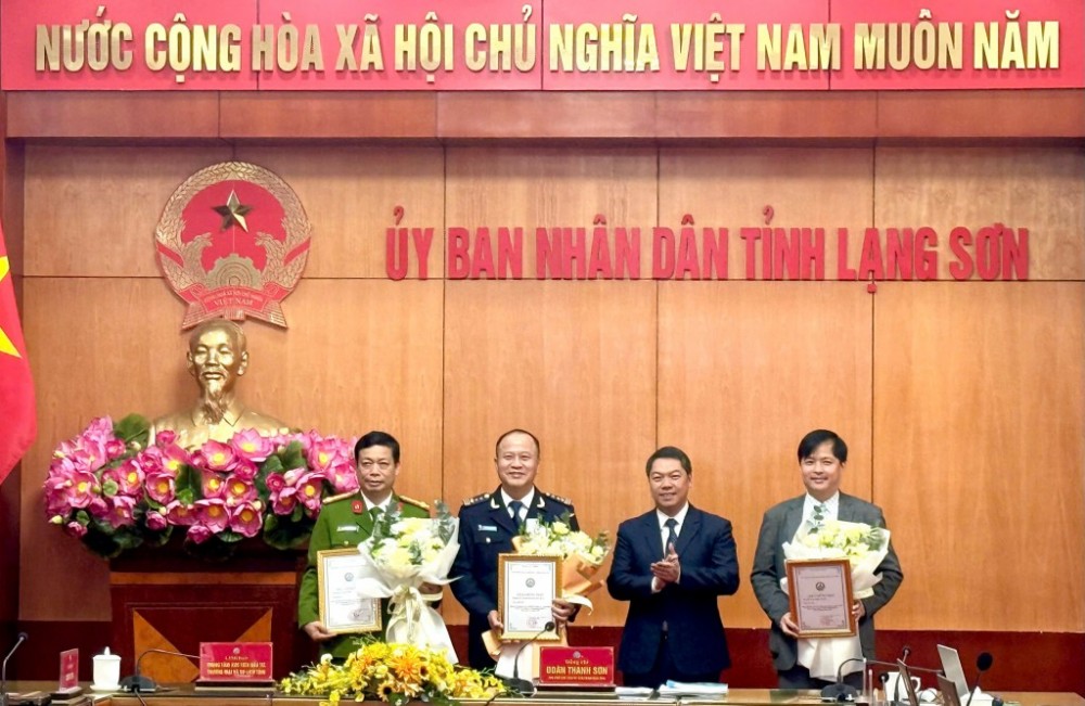 Lãnh đạo tỉnh Lạng Sơn trao chứng nhận xếp hạng DDCI năm 2025 cho các sở, ngành đứng vị trí cao.