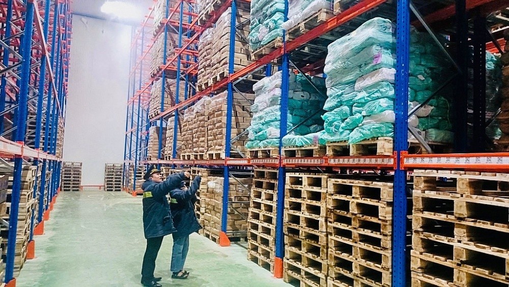 Công chức Hải quan Cà Mau kiểm tra thực tế hàng hóa tại doanh nghiệp.