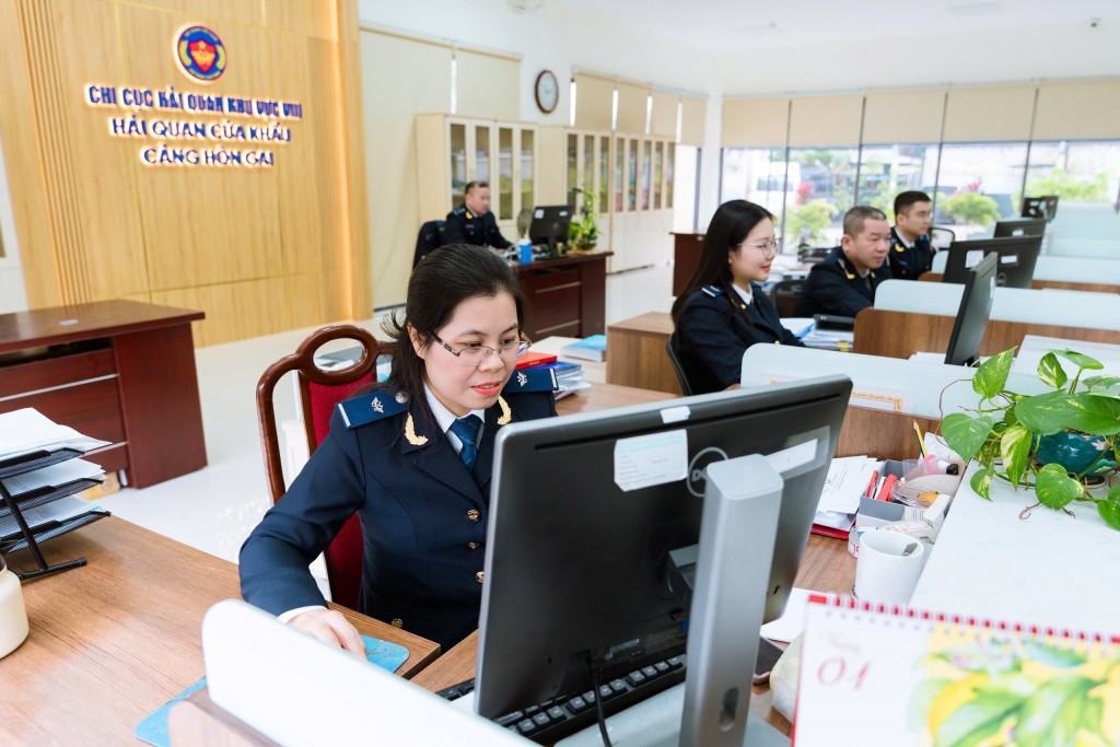 Ngày đầu năm, Hải quan Hòn Gai giải quyết thủ tục cho 32 tờ khai