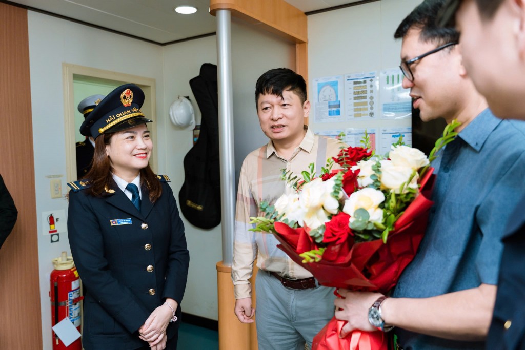 Ngày đầu năm, Hải quan Hòn Gai giải quyết thủ tục cho 32 tờ khai