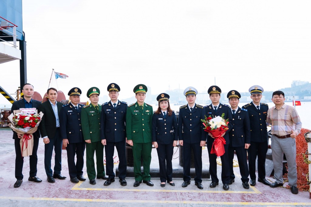 Ngày đầu năm, Hải quan Hòn Gai giải quyết thủ tục cho 32 tờ khai