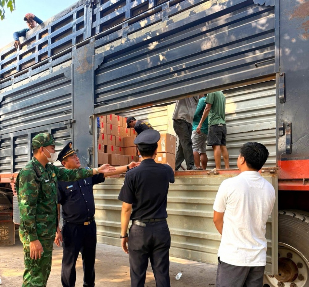 Lực lượng Hải quan và Biên phòng phối hợp kiểm tra thực tế hàng hóa XNK qua cửa khẩu quốc tế Bình Hiệp.