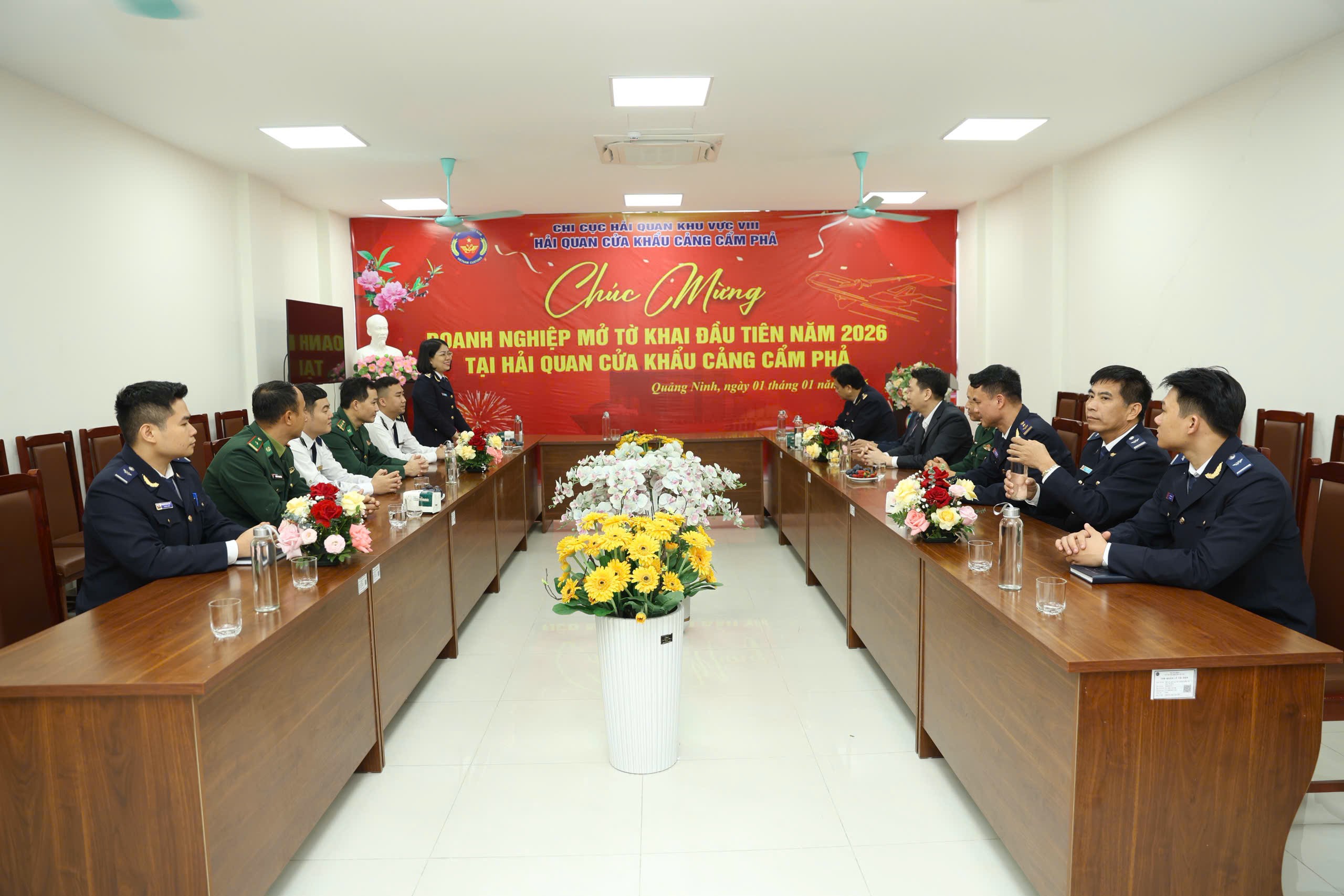 Hải quan Cẩm Phả: Gặp mặt doanh nghiệp mở tờ khai đầu tiên trong năm 2026