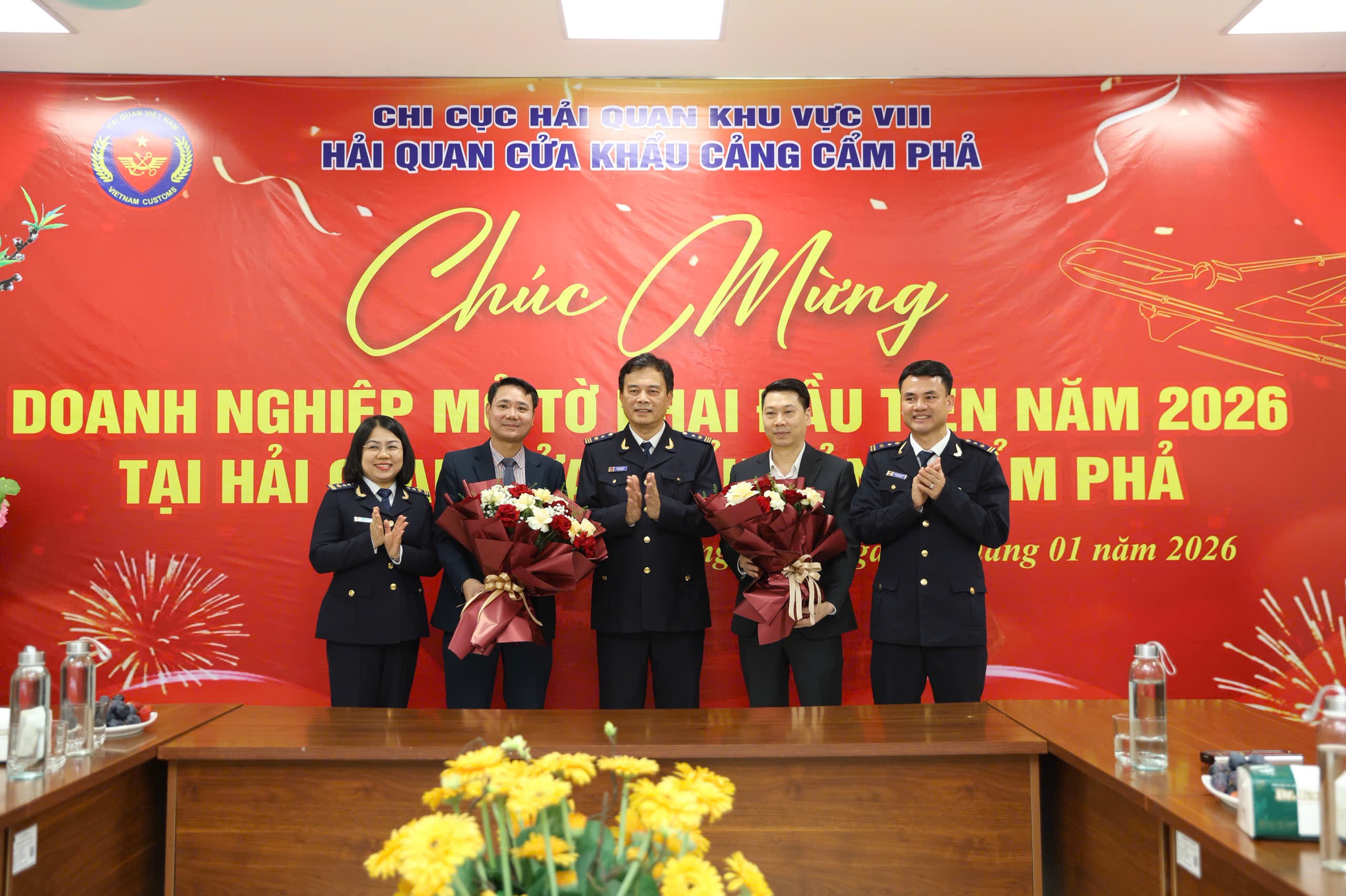 Lãnh đạo Chi cục Hải quan khu vực VIII gặp mặt động viên, tặng hoa các doanh nghiệp nhập khẩu lô hàng đầu tiên trong năm mới 2026.