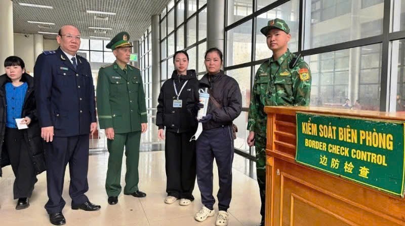 Hải quan Móng Cái phối hợp bắt đối tượng vận chuyển lượng lớn trang sức bằng bạc