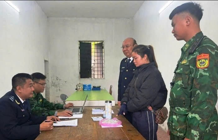 Hải quan Móng Cái phối hợp bắt đối tượng vận chuyển lượng lớn trang sức bằng bạc