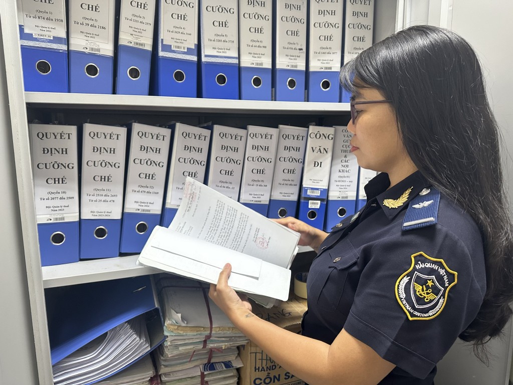 Công chức Hải quan khu vực II rà soát hồ sơ nợ thuế. Ảnh: T.H