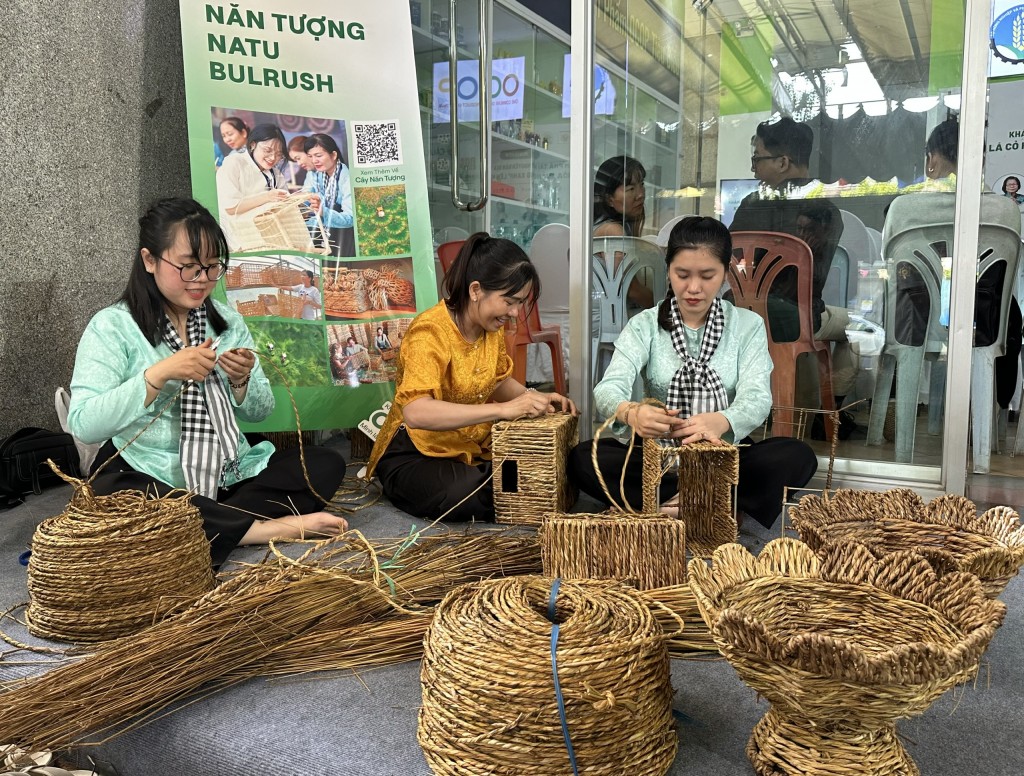 Doanh nghiệp sản xuất thủ công mỹ nghệ đang tăng tốc đơn hàng Doanh nghiệp sản xuất thủ công mỹ nghệ đang tăng tốc đơn hàng