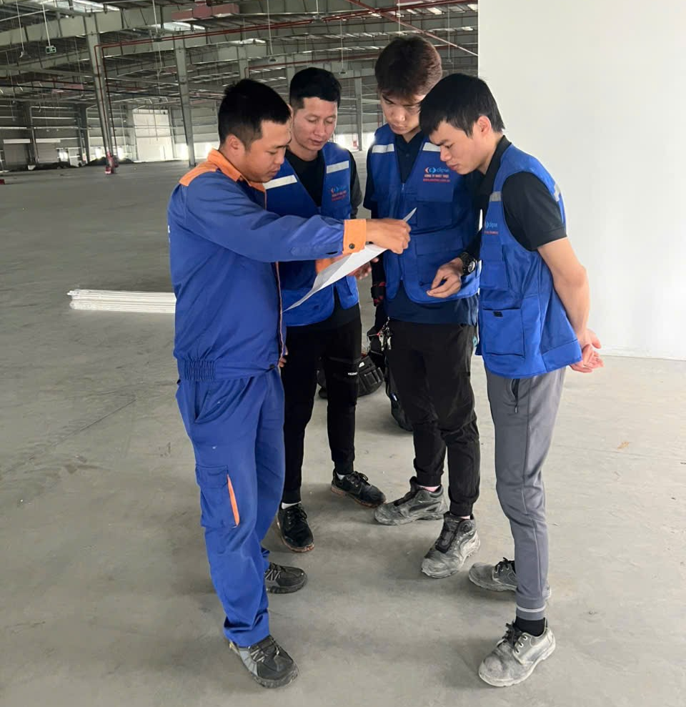 Đội ngũ kỹ thuật Nhật Thực luôn tuân thủ quy trình an toàn lao động và cam kết tiến độ thi công.