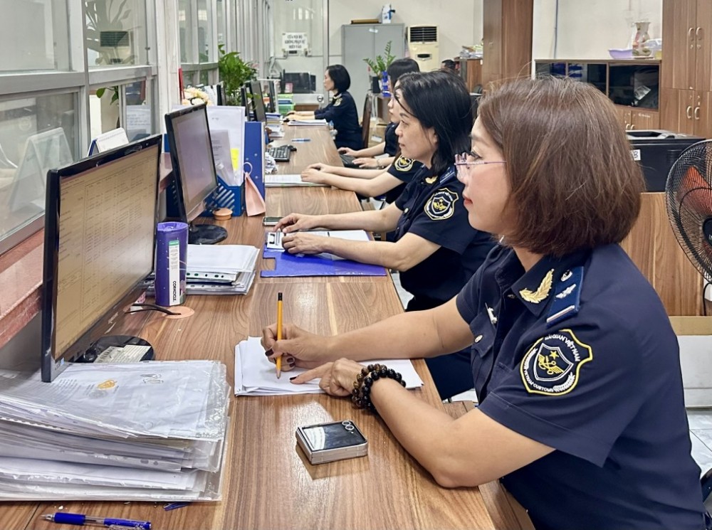 Chi cục Hải quan khu vực II chú trọng công tác nghiệp vụ nhằm chống gian lận về trị giá, mã số, xuất xứ hàng hóa . Ảnh: T.H
