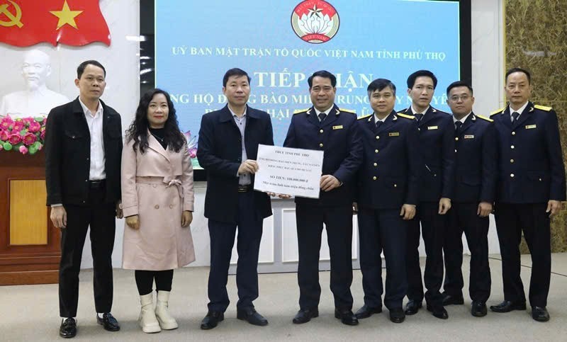 Thuế tỉnh Phú Thọ trao tiền ủng hộ đồng bào bị thiệt hại do mưa lũ