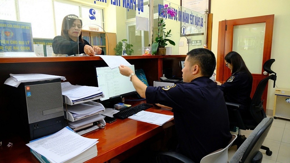 Hải quan cửa khẩu Chi Ma hướng dẫn DN làm thủ tục hải quan. Ảnh: H.Nụ