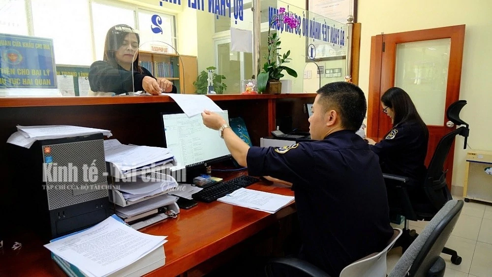 Hải quan cửa khẩu Chi Ma hướng dẫn DN làm thủ tục hải quan. Ảnh: H.Nụ
