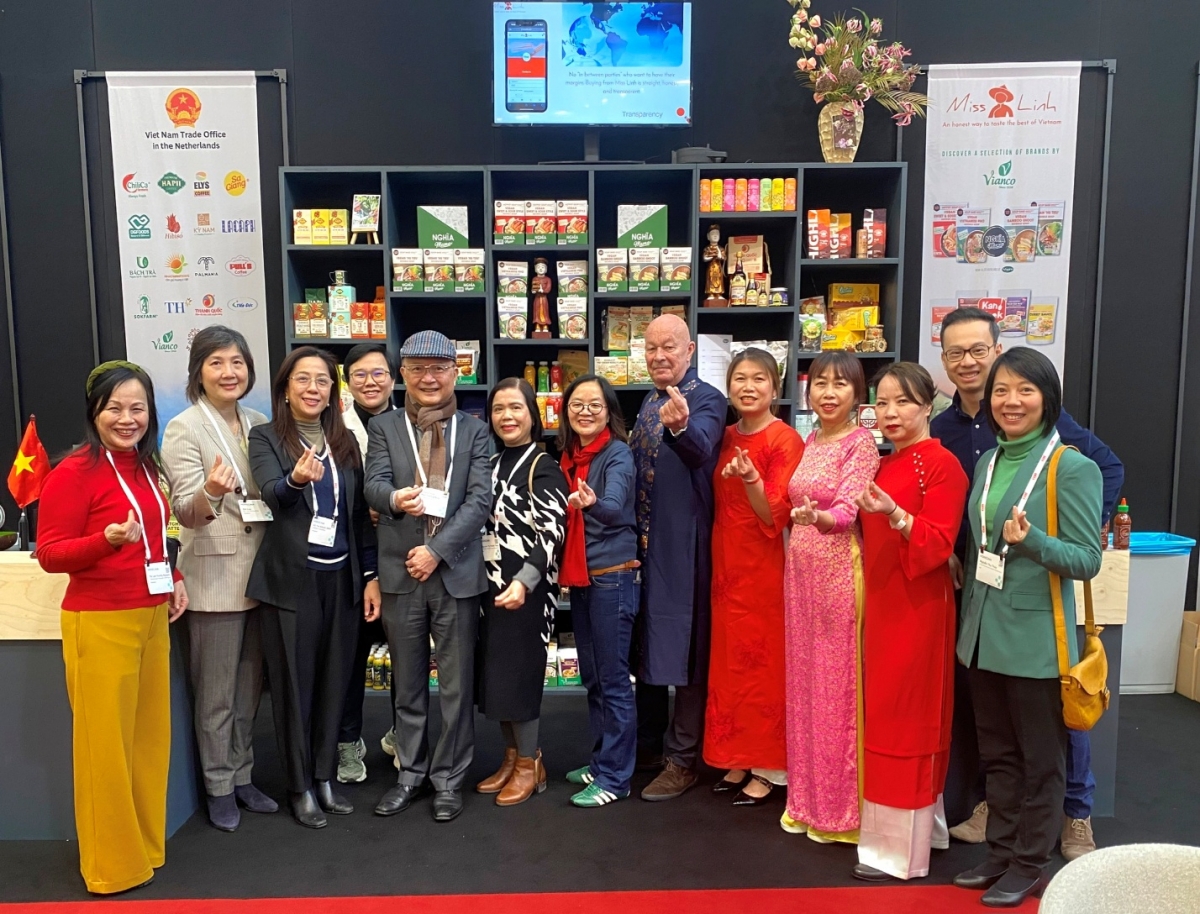 Cán bộ Thương vụ và Công ty Vietnam Food Europe (Miss Linh) chụp ảnh cùng Đại sứ Việt Nam tại Hà Lan.