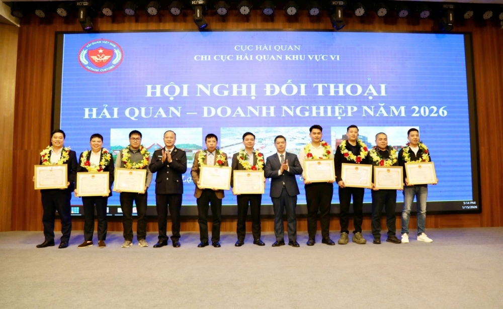 Lãnh đạo tỉnh Lạng Sơn và Hải quan tôn vinh các DN tiêu biểu có thành tích xuất sắc trong công tác nộp ngân sách năm 2025.