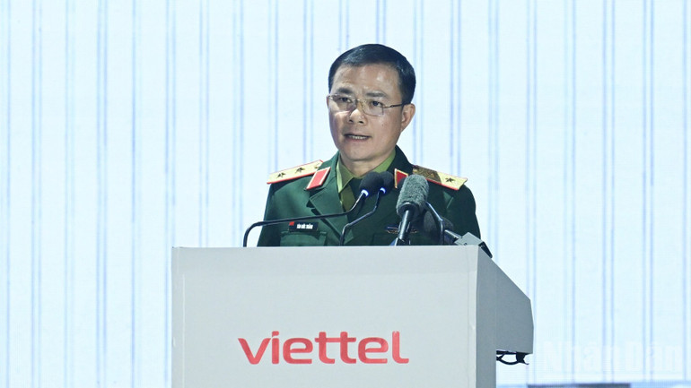 Trung tướng Tào Đức Thắng, Chủ tịch kiêm Tổng Giám đốc Tập đoàn Viettel phát biểu ý kiến tại lễ khởi công. (Ảnh: TRẦN HẢI) ndo_br_c1-7929.jpg