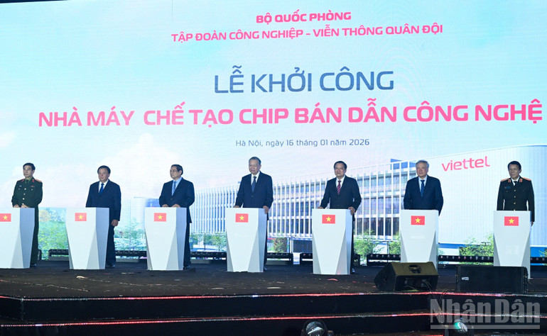 Tổng Bí thư Tô Lâm, Thủ tướng Phạm Minh Chính và các đồng chí lãnh đạo thực hiện nghi thức khởi công Nhà máy Chế tạo chip bán dẫn công nghệ cao. (Ảnh: TRẦN HẢI) ndo_br_c5.jpg