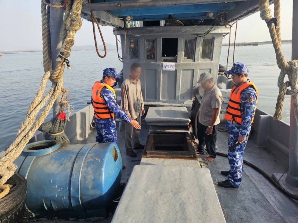 Tàu cá vận chuyển trái phép 40.000 lít dầu DO. Tàu cá vận chuyển trái phép 40.000 lít dầu DO.
