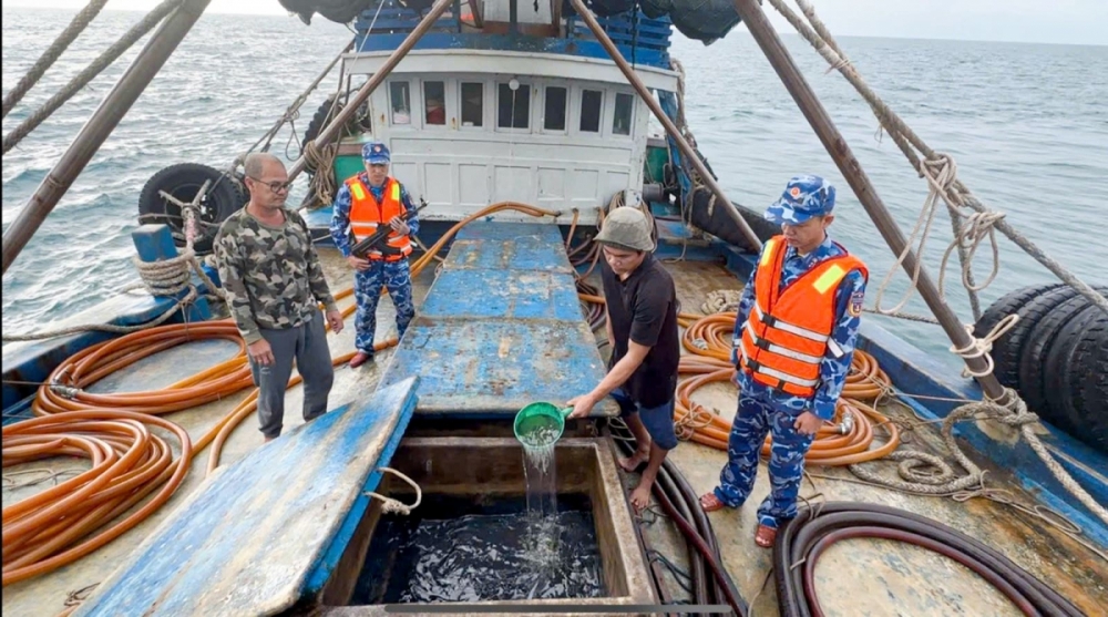 Lực lượng chức năng Bộ Tư lệnh Vùng Cảnh sát biển 4 kiểm tra hàng hóa trên tàu cá TG 92232 TS. Ảnh: Đức Thái