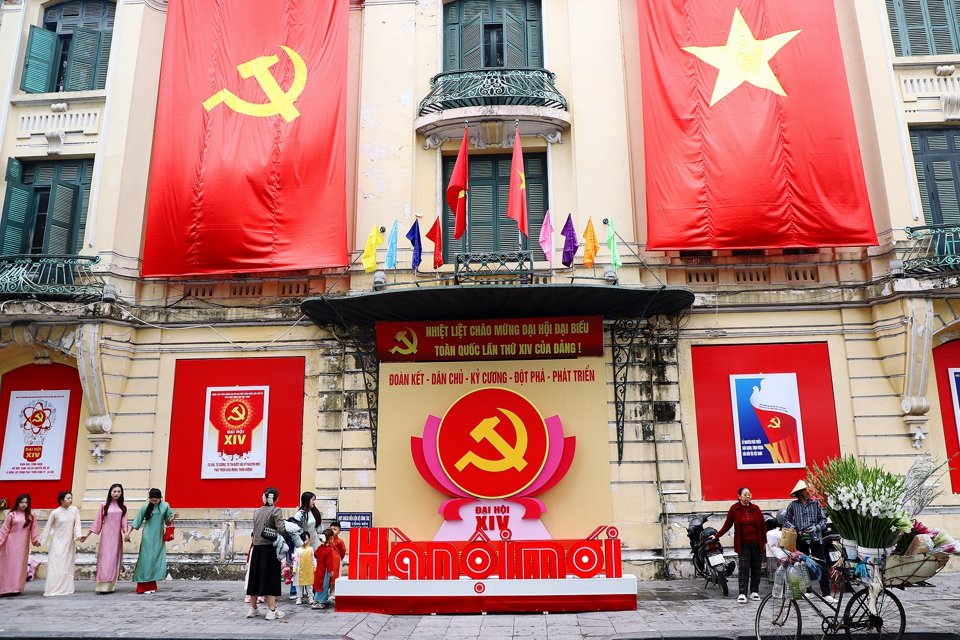 Chùm ảnh: Thủ đô Hà Nội rực rỡ cờ hoa chào mừng Đại hội đại biểu toàn quốc lần thứ XIV của Đảng