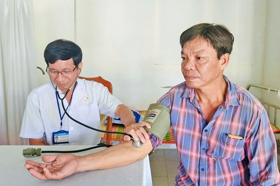 Hộ khẩu thường trú tại xã an toàn khu nhưng sống ở xã khác vẫn được hưởng BHYT 100%