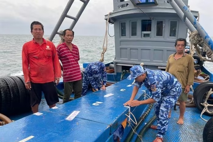 Cảnh sát biển liên tiếp bắt giữ tàu chở than cám và dầu DO không rõ nguồn gốc