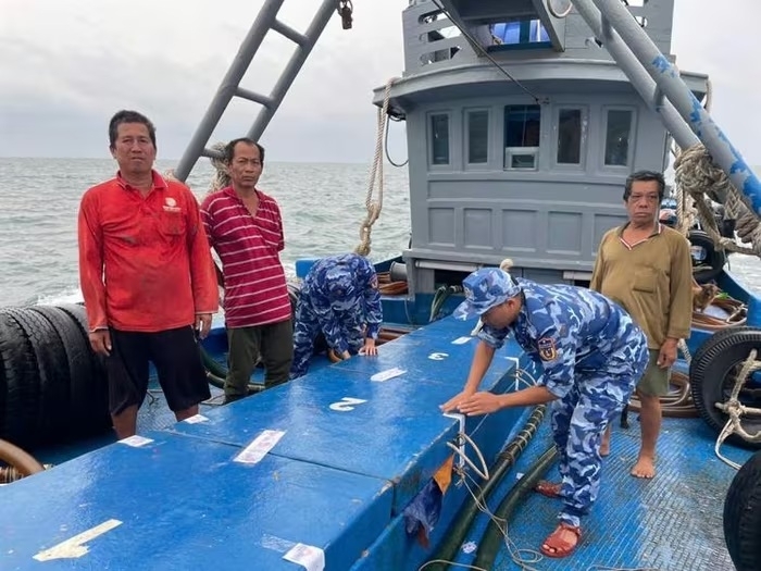Đoàn Trinh sát số 2 niêm phong số dầu để bàn giao cho Bộ Tư lệnh Vùng Cảnh sát biển 4 tiếp tục xác minh, xử lý theo quy định.