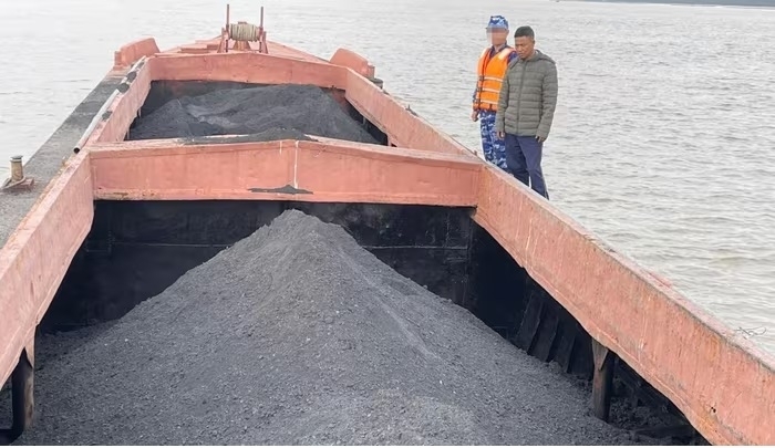 Tàu chở 150 tấn than cám không rõ nguồn gốc bị tạm giữ.