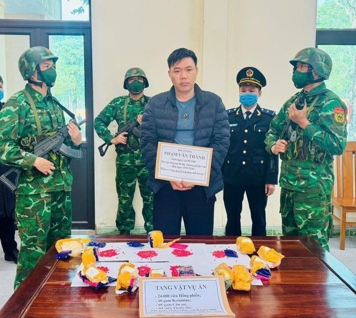 ối tượng Nguyễn Văn Thành (cầm giấy) cùng tang vật. Ảnh: Thế Mạnh