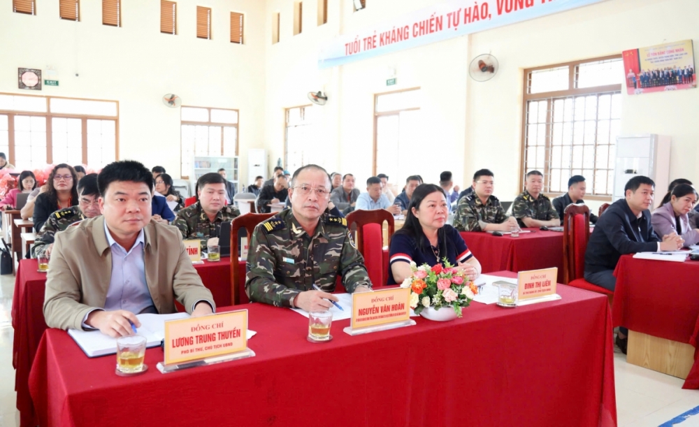 ông Nguyễn Văn Hoàn - Bí thư Đảng ủy, Chi cục trưởng Chi cục Hải quan khu vực VI đã có buổi làm việc với Đảng ủy và chính quyền xã Kháng Chiến. 