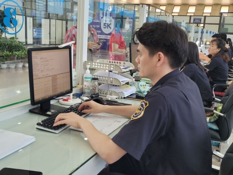 Công chức Hải quan triển khai các quy trình nghiệp vụ. Ảnh: H.Nụ