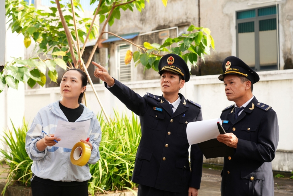 Công chức Hải quan phổ biến và hướng dẫn doanh nghiệp thực hiện đúng quy định. Ảnh: H.Nụ