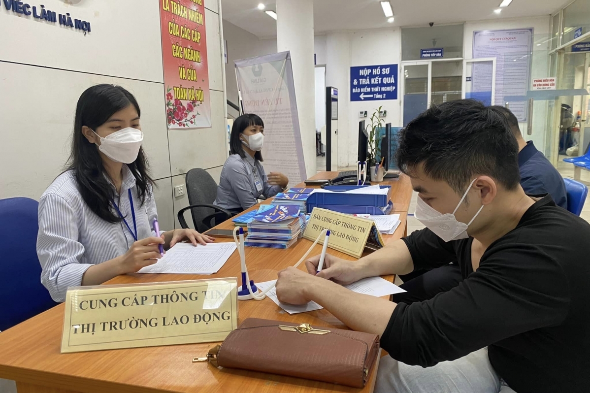 Lao động mất việc gặp khó trong hành trình trở lại thị trường