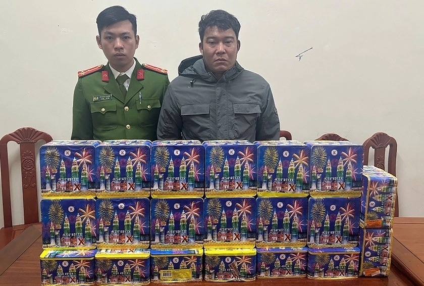 Đối tượng Nguyễn Đình Hiệp cùng số tang vật tại cơ quan Công an.