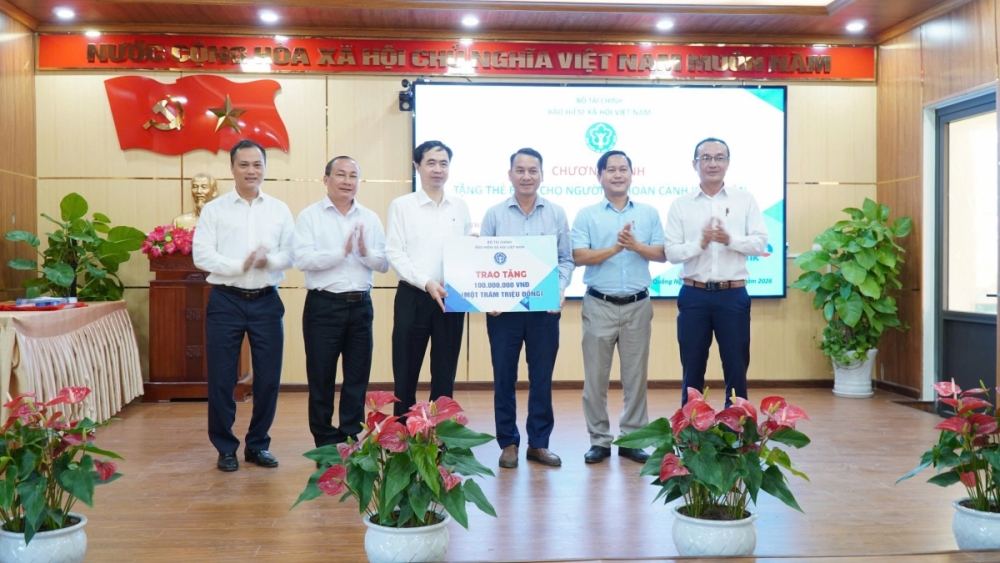 Hơn 2.000 thẻ bảo hiểm y tế trao tặng người dân tỉnh Quảng Ngãi