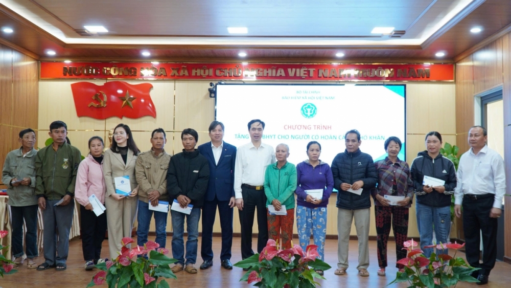 Hơn 2.000 thẻ bảo hiểm y tế trao tặng người dân tỉnh Quảng Ngãi